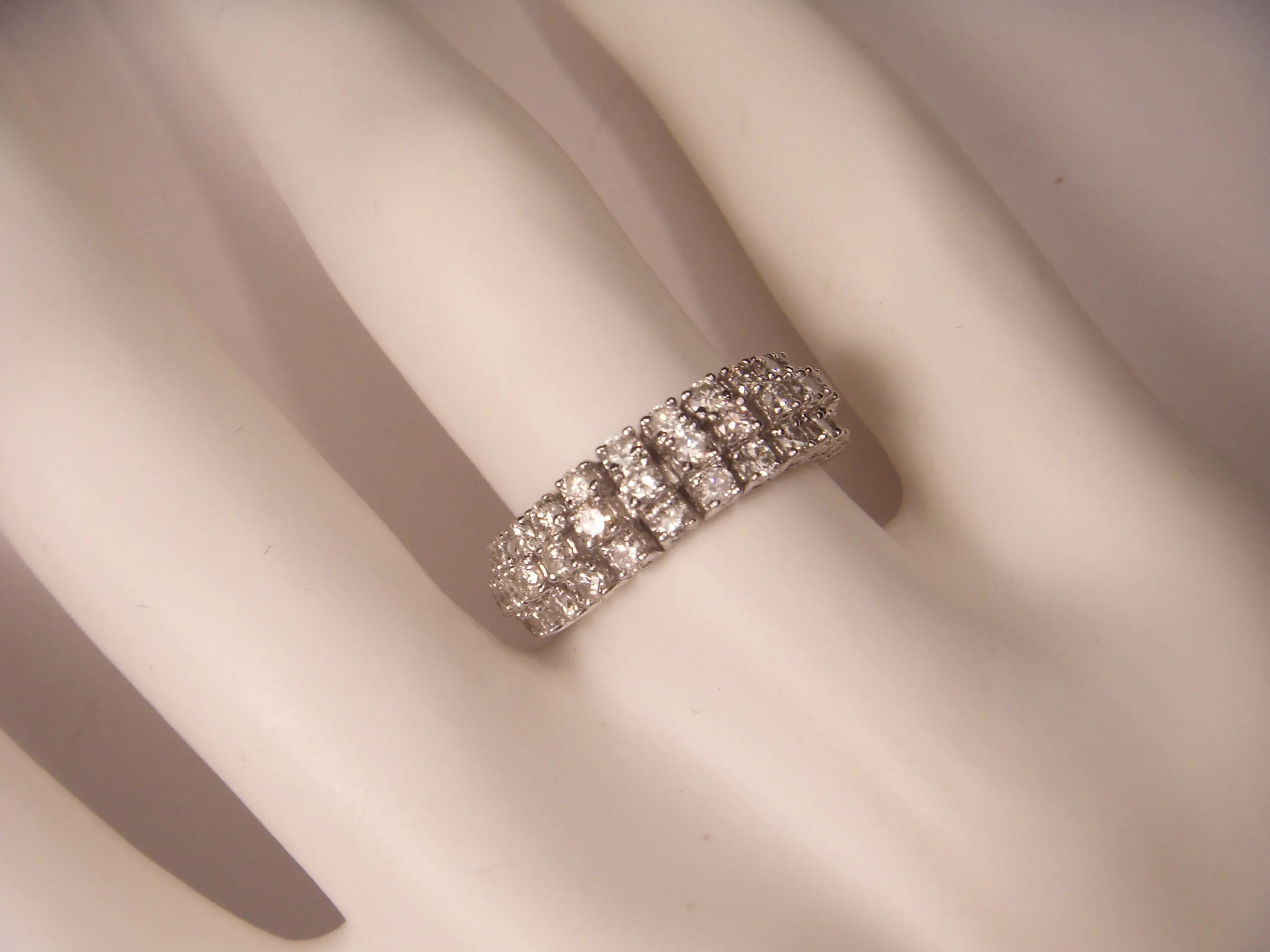 Gorgeous 18K White Gold Diamond Eternity Wedding Mesh Band Ring